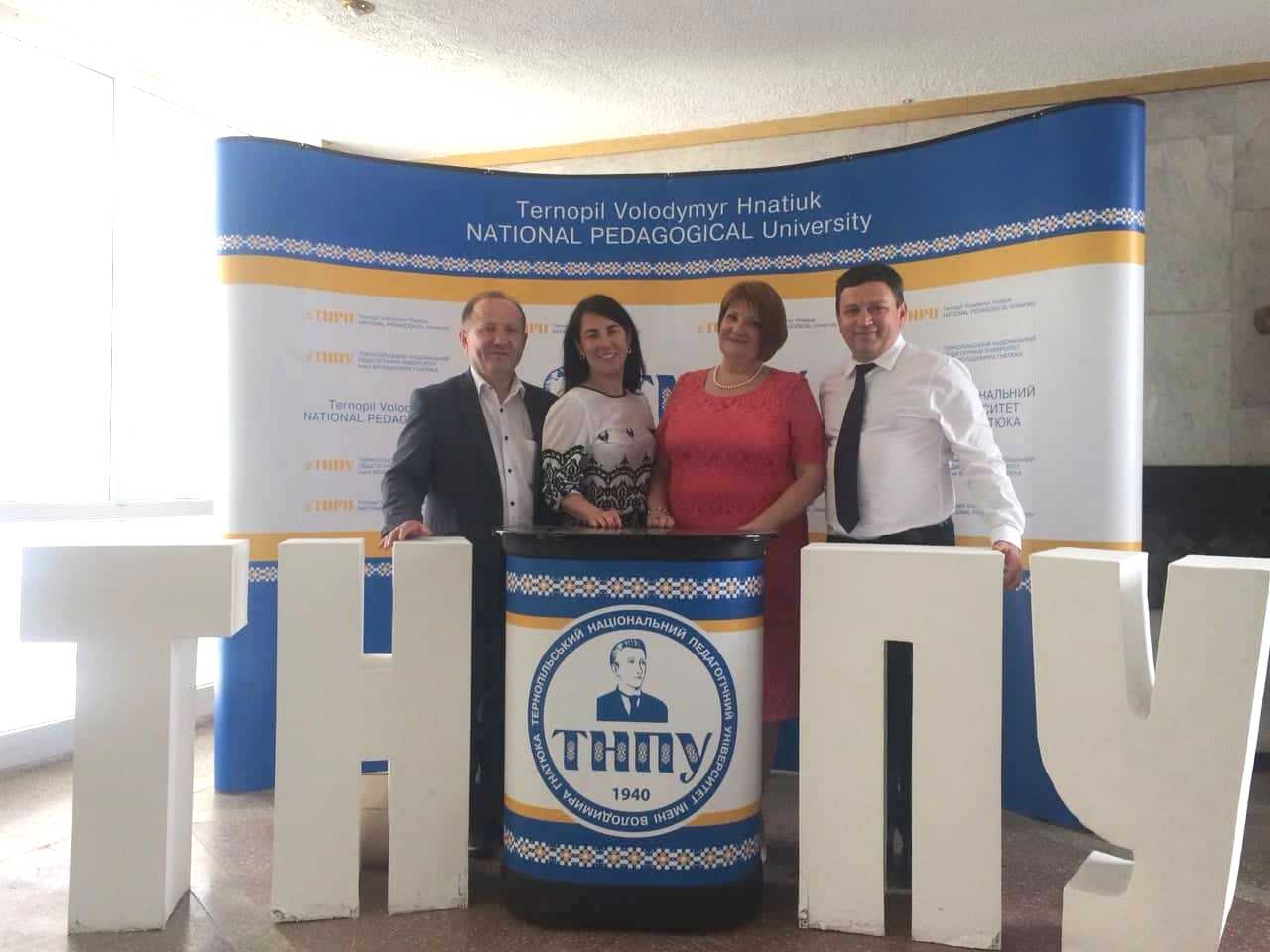 Декан факультету - проф.Чайка В.М, заступник декана факультету - доц.Писарчук О.Т., член експертної комісії - проф.Луценко І.О., ректор університету - проф.Буяк Б.Б.